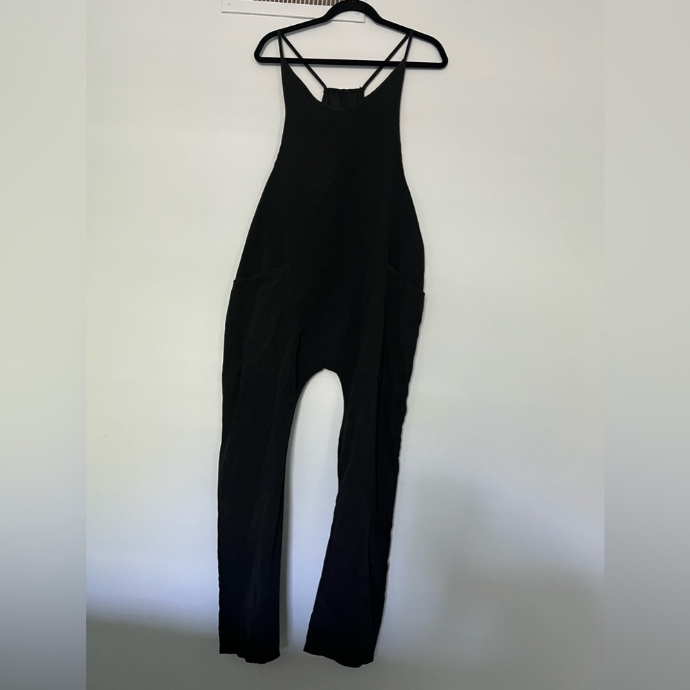 NWOT Black Trendy Jumpsuit with zipper and pockets